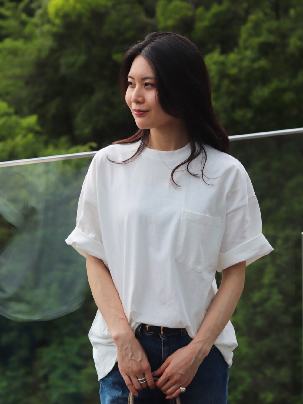 ホワイト系のTシャツ/カットソーを着用したメンズの夏コーディネートの3枚目の写真