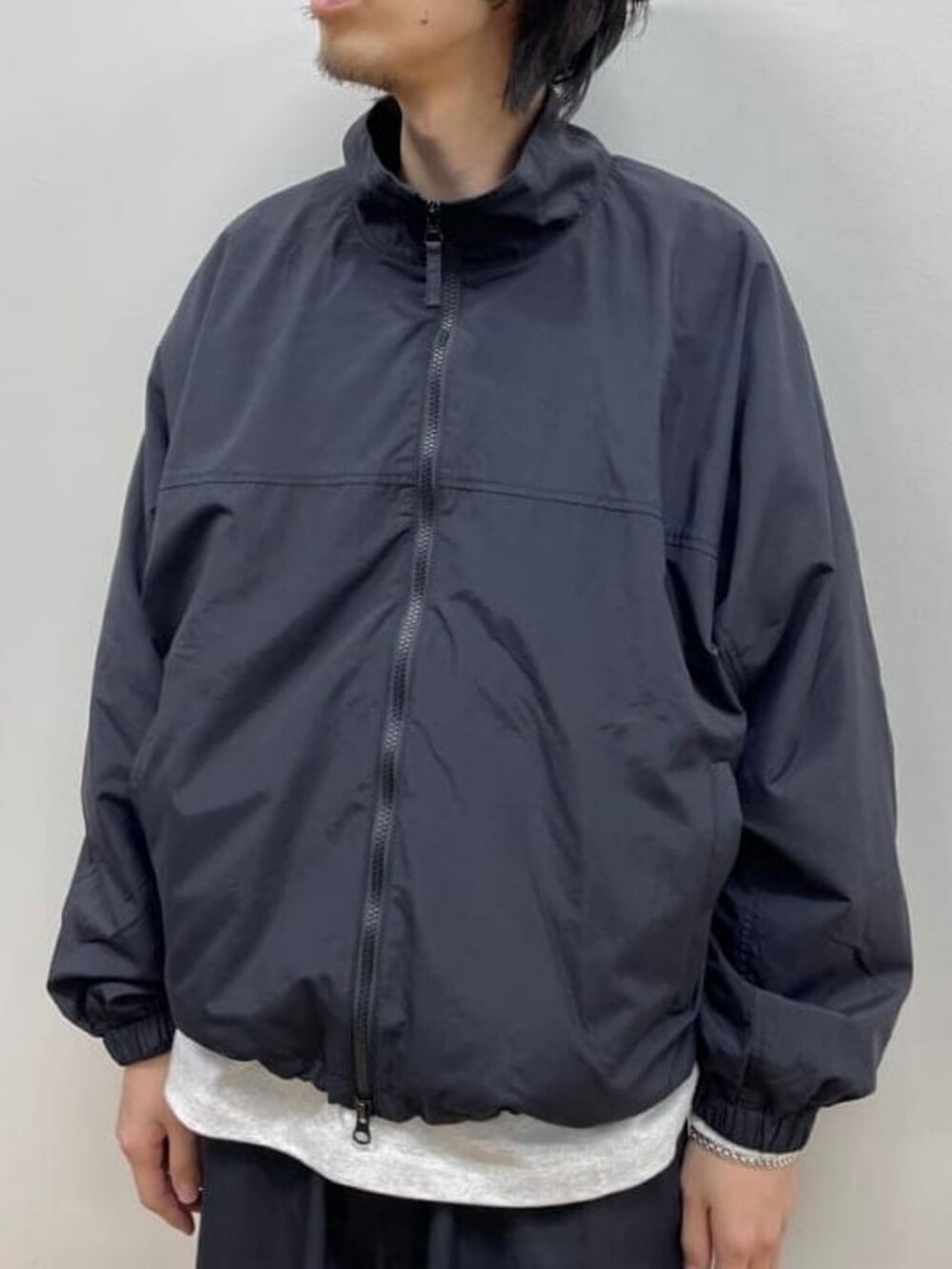 ブラック系のナイロンジャケット、ブラック系のその他パンツを着用したメンズの冬コーディネートの2枚目の写真