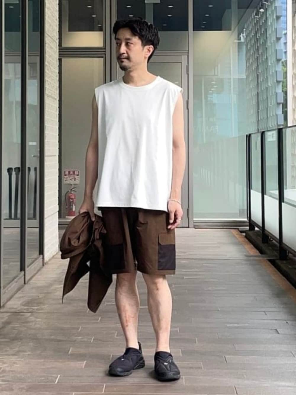 ブラウン系のシャツ/ブラウス、ブラウン系のその他パンツ、ホワイト系のTシャツ/カットソーを着用したメンズの夏コーディネートの2枚目の写真