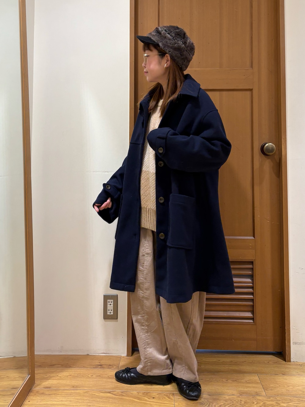 ブルー系のその他アウター、ベージュ系のニット/セーター、ベージュ系のその他パンツを着用したレディースの冬コーディネートの2枚目の写真