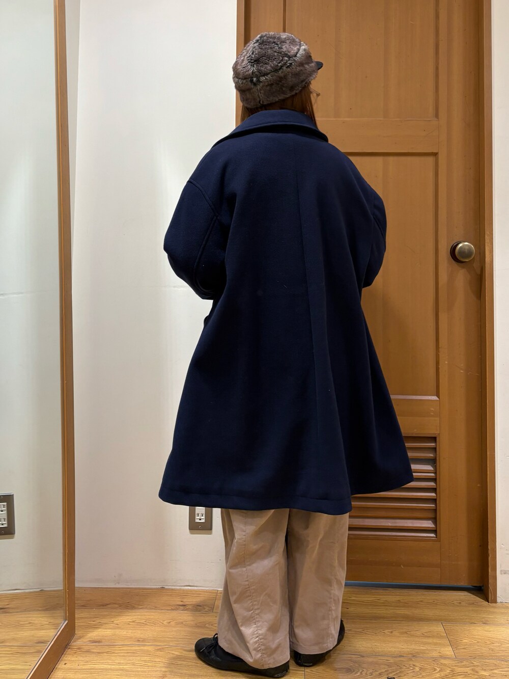 ブルー系のその他アウター、ベージュ系のニット/セーター、ベージュ系のその他パンツを着用したレディースの冬コーディネートの3枚目の写真