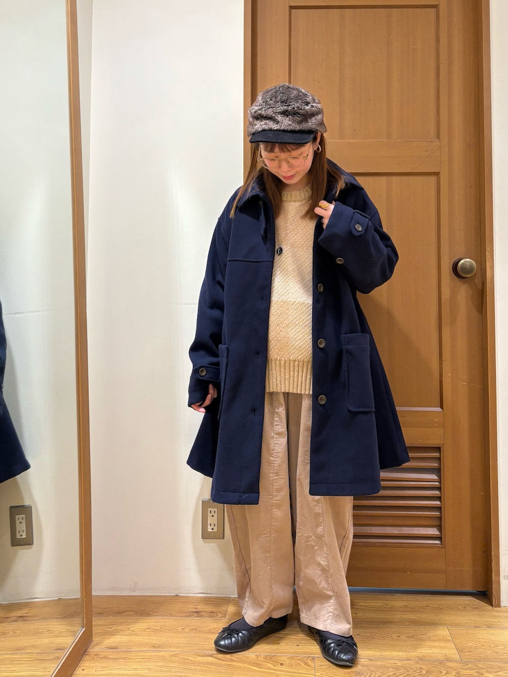 ブルー系のその他アウター、ベージュ系のニット/セーター、ベージュ系のその他パンツを着用したレディースの冬コーディネートの4枚目の写真