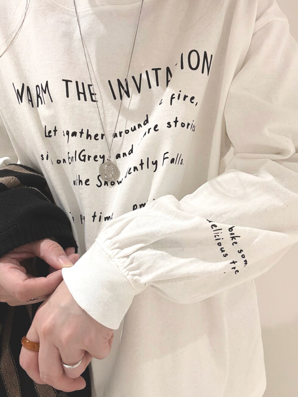 ベージュ系のその他パンツ、ブラック系のカーディガン/ボレロ、ホワイト系のTシャツ/カットソーを着用したレディースの冬コーディネートの2枚目の写真