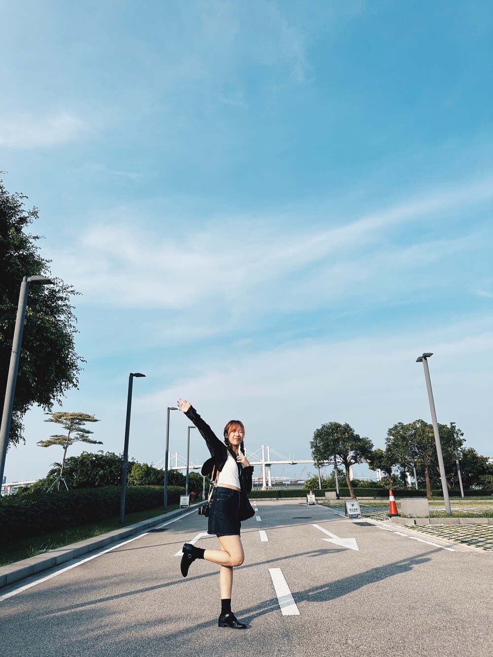 ホワイト系のベスト、ブラック系のローファー、ブラック系のハットを着用したレディースの夏コーディネートの2枚目の写真