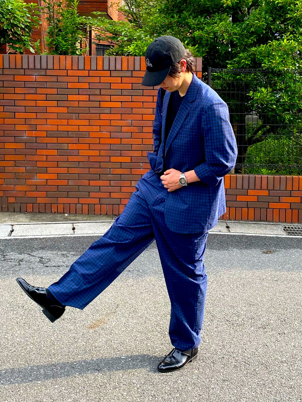 ブラック系のTシャツ/カットソー、グレー系のショルダーバッグ、ブルー系のテーラードジャケットを着用したメンズの春コーディネートの2枚目の写真