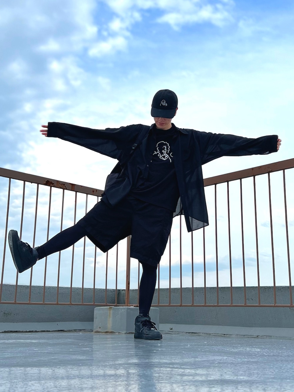 ブラック系のTシャツ/カットソー、ブラック系のバックパック/リュック、ブラック系のシャツ/ブラウスを着用したメンズの夏コーディネートの2枚目の写真