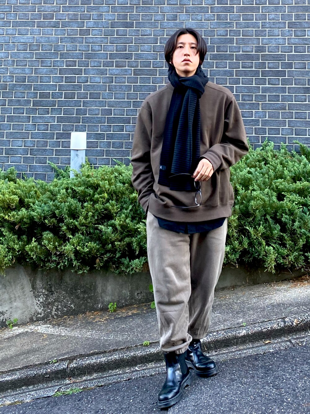 ブラック系のその他アウター、グリーン系のスウェット、グリーン系のスウェットパンツを着用したメンズの秋コーディネートの2枚目の写真