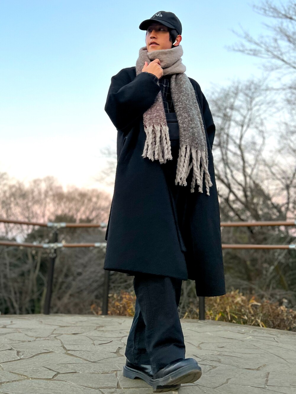 ブラック系のシャツ/ブラウス、ブラック系のノーカラーコート、ブラック系のショルダーバッグを着用したメンズの冬コーディネートの2枚目の写真