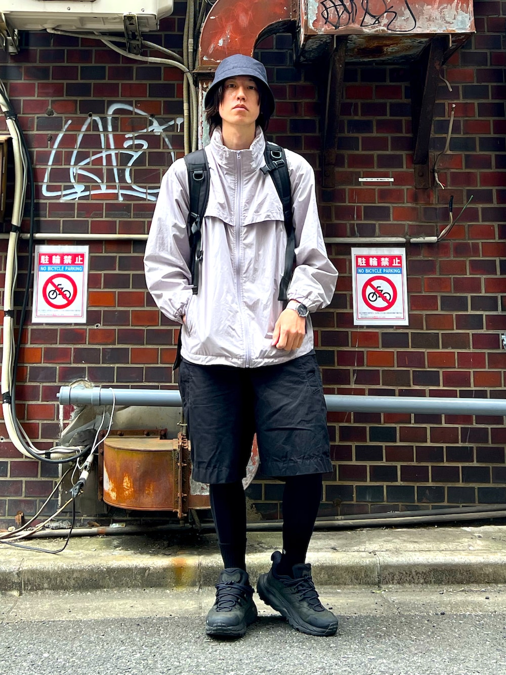 ブラック系のその他パンツ、ブラック系のスニーカー、パープル系のブルゾンを着用したメンズの春コーディネートの2枚目の写真