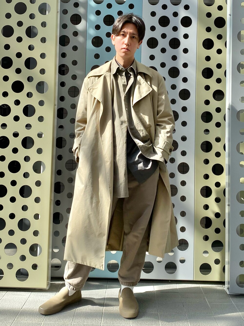 グリーン系のシャツ/ブラウス、グリーン系のシャツ/ブラウス、グリーン系のスウェットパンツを着用したメンズの冬コーディネートの2枚目の写真