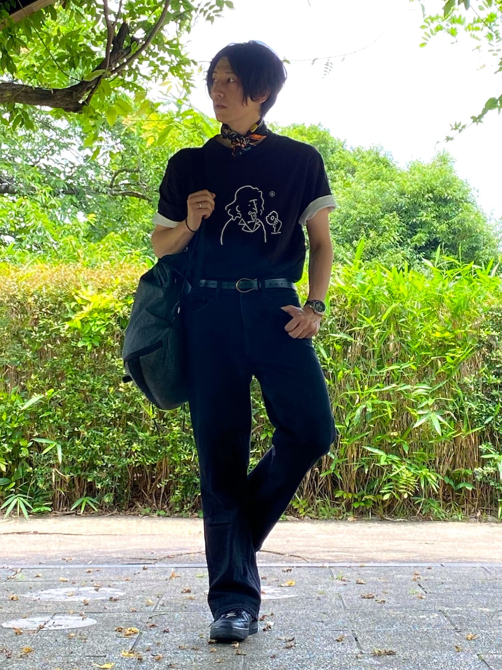 ブラック系のTシャツ/カットソー、ブラック系のデニムパンツ、グレー系のショルダーバッグを着用したメンズの夏コーディネートの2枚目の写真