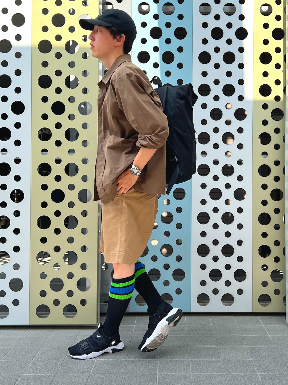 ブラック系のTシャツ/カットソー、ブラウン系のシャツ/ブラウス、ブラウン系のパンツを着用したメンズの夏コーディネートの2枚目の写真