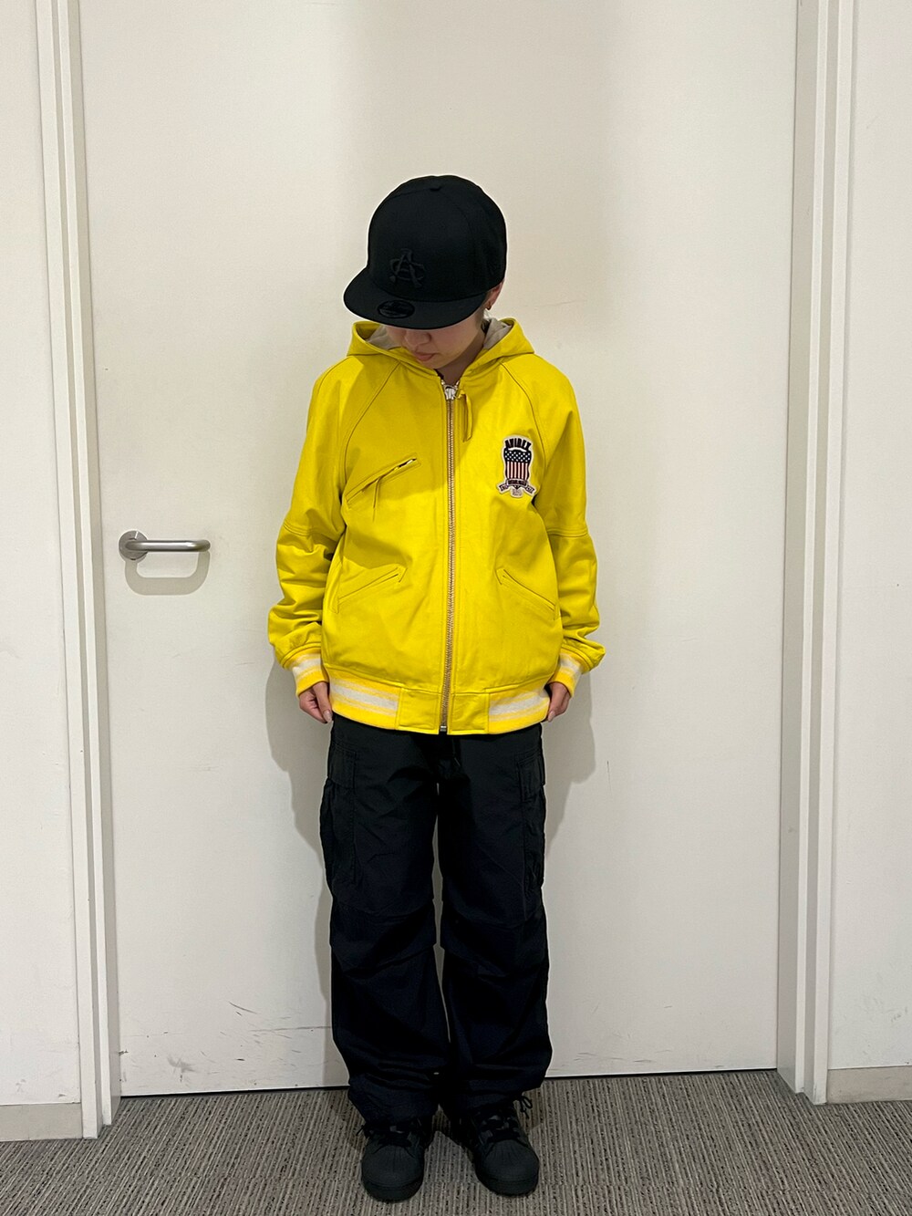 ベージュ系のその他アウター、ブラック系のカーゴパンツ、ブラック系の帽子を着用したレディースの秋コーディネートの3枚目の写真