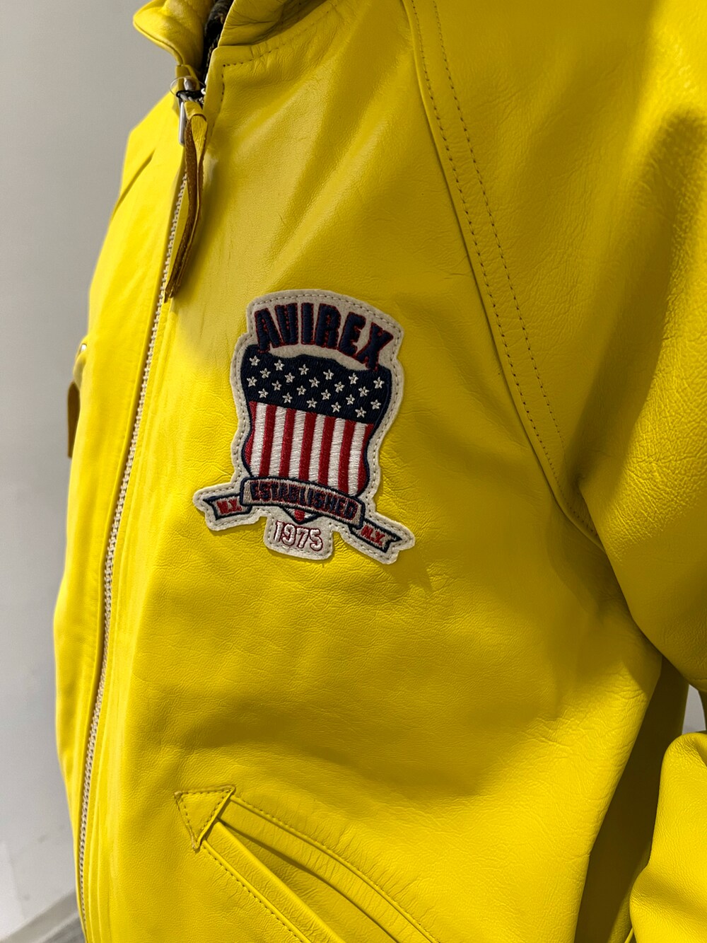 ベージュ系のその他アウター、ブラック系のカーゴパンツ、ブラック系の帽子を着用したレディースの秋コーディネートの4枚目の写真