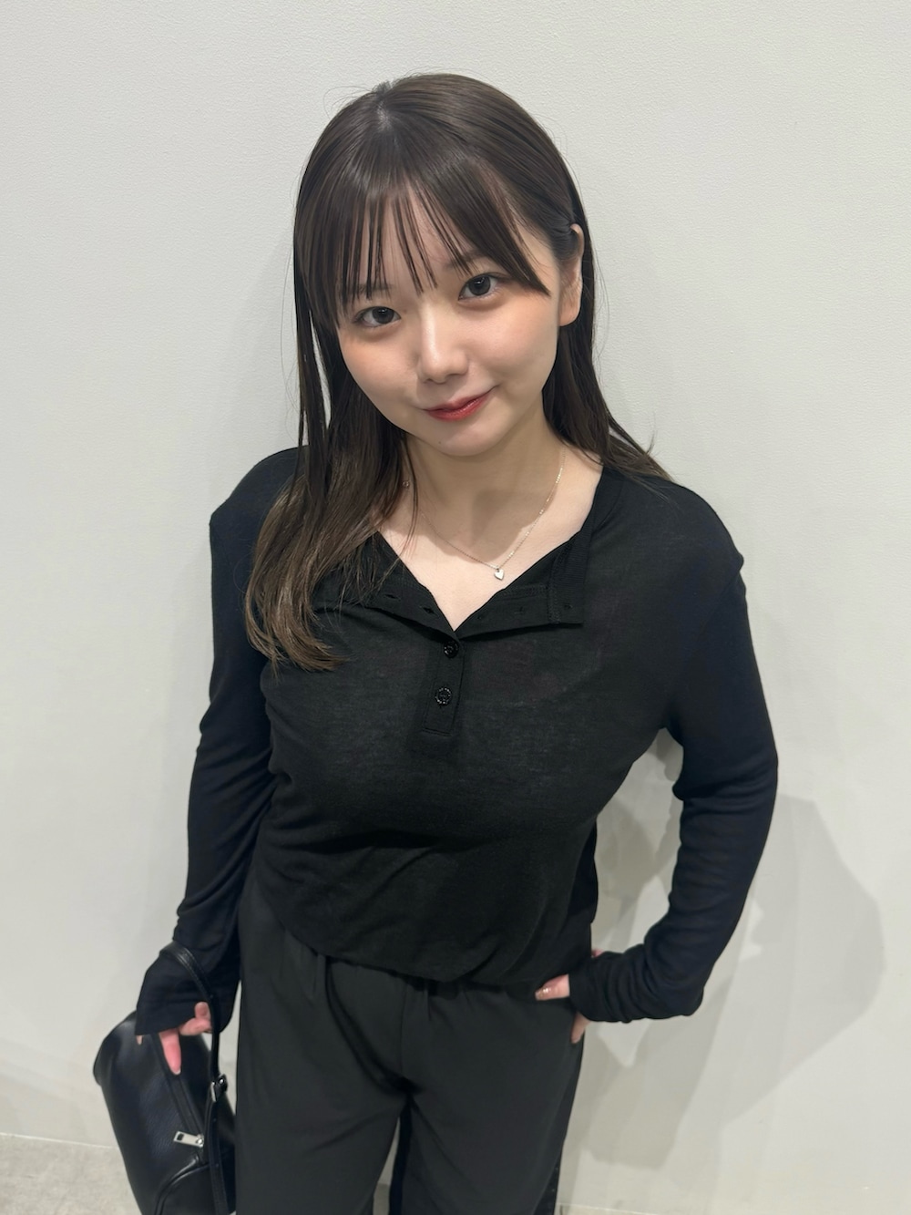 ブラック系のTシャツ/カットソー、ブラック系のハンドバッグ、ブラック系のその他パンツを着用したレディースの春コーディネートの7枚目の写真