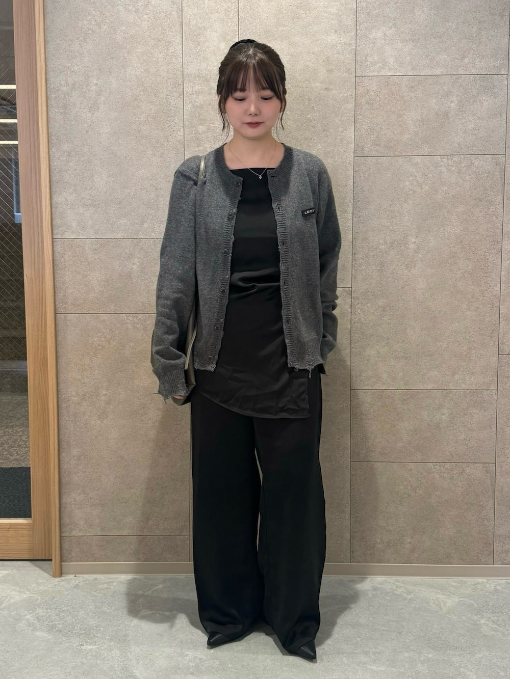 ブラック系のキャミソール、ブラック系のその他パンツ、ベージュ系のトートバッグを着用したレディースの春コーディネートの3枚目の写真