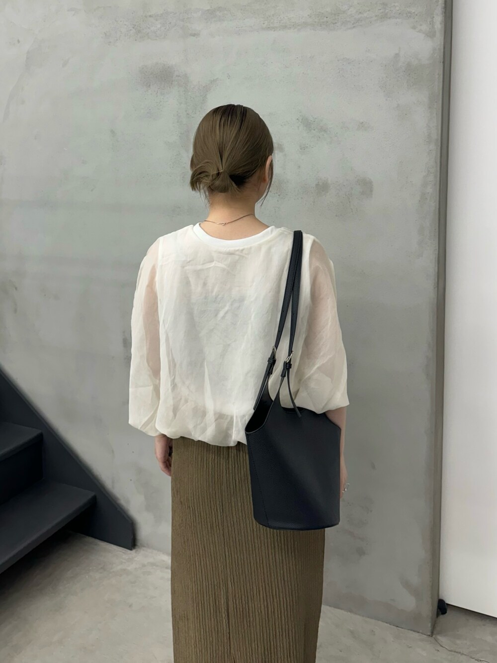 ホワイト系のシャツ/ブラウス、ブラック系のキャミソール、ブラウン系のスカートを着用したレディースの夏コーディネートの4枚目の写真