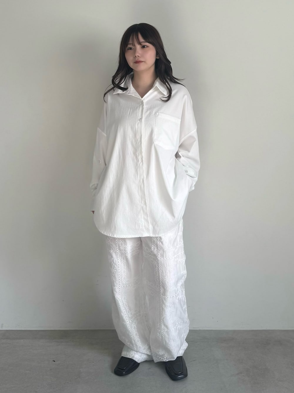 ホワイト系のシャツ/ブラウス、ブラウン系のローファーを着用したレディースの冬コーディネートの2枚目の写真