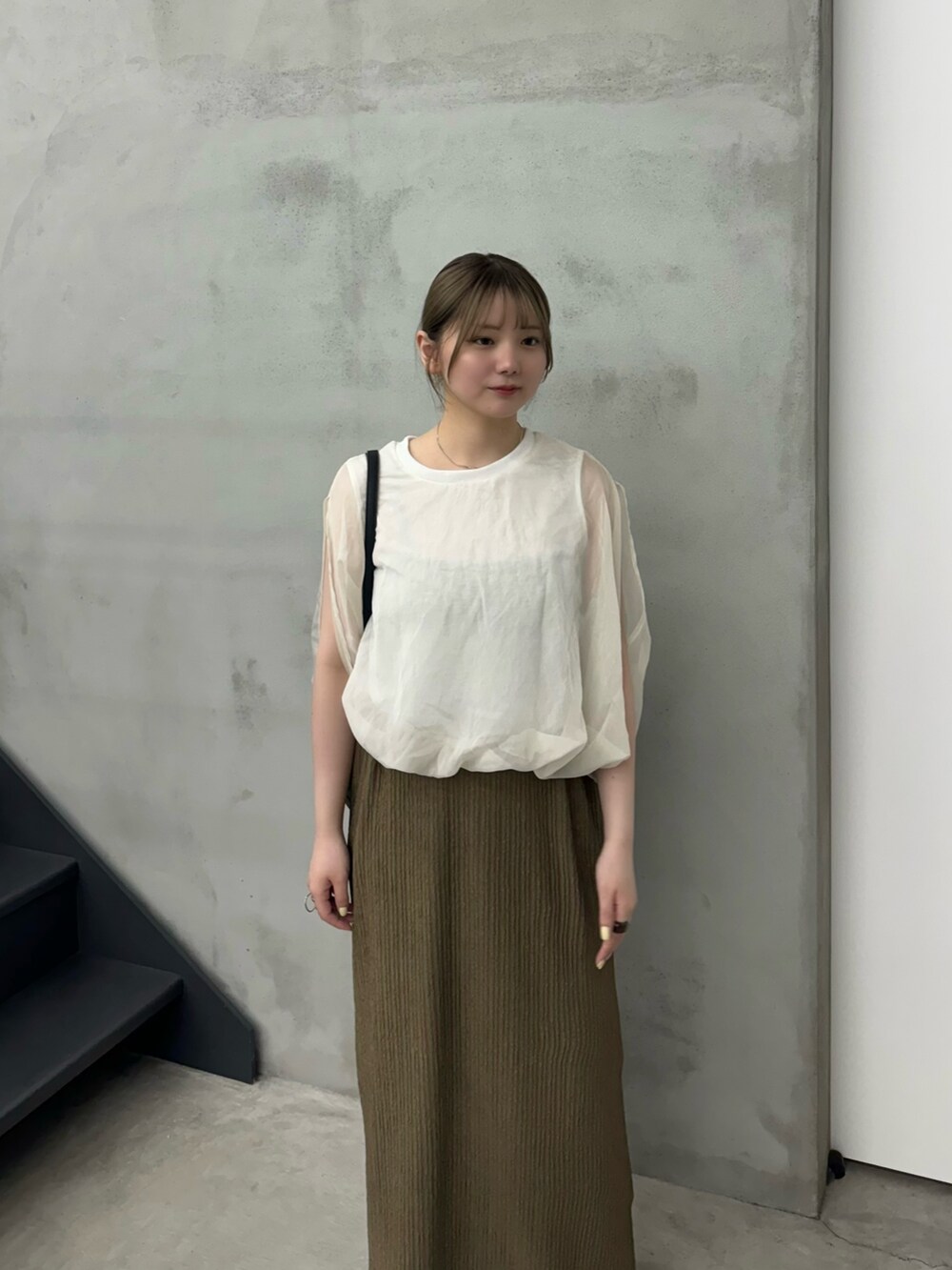 ホワイト系のシャツ/ブラウス、ブラック系のキャミソール、ブラウン系のスカートを着用したレディースの夏コーディネートの3枚目の写真