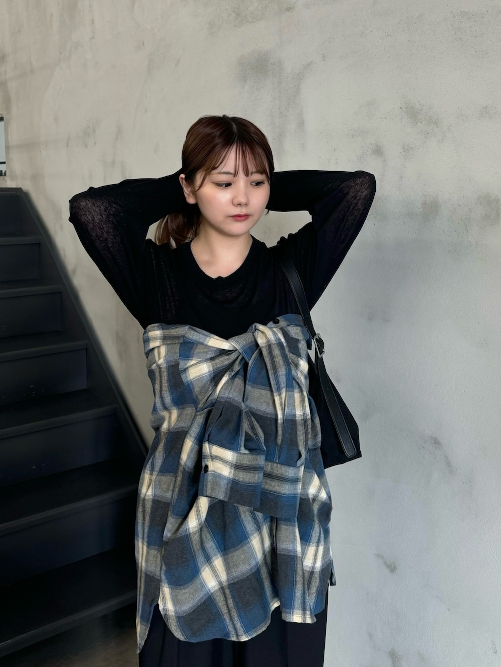 ブラック系のTシャツ/カットソー、ブラック系のスラックス、ブラック系のシャツ/ブラウスを着用したレディースの夏コーディネートの2枚目の写真