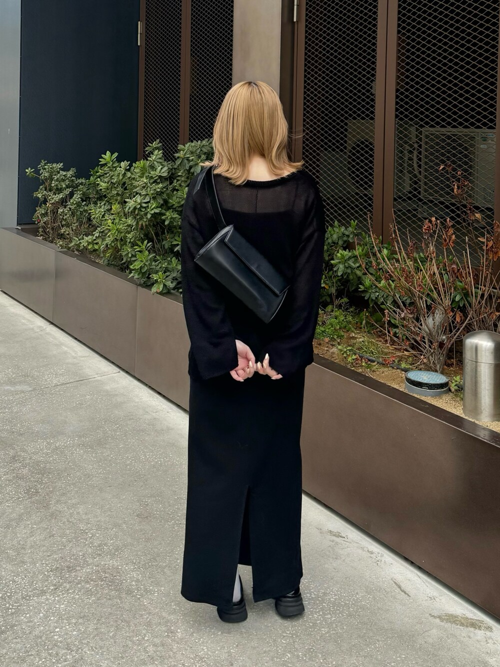 「春コーデ、ワンピース、休日スタイル、ショルダーバッグ、ブラック、キャミワンピ、ブラックコーデ、ワンピーススタイル、低身長、低身長コーデ、低身長女子、骨格ストレート」｜「select MOCA by sonの【サイズ展開あり】ディープVネックルーズニット（ニット/セーター、ブラック系）」を使った、ruriさん（レディース・148cm）の春コーディネートの3枚目の写真