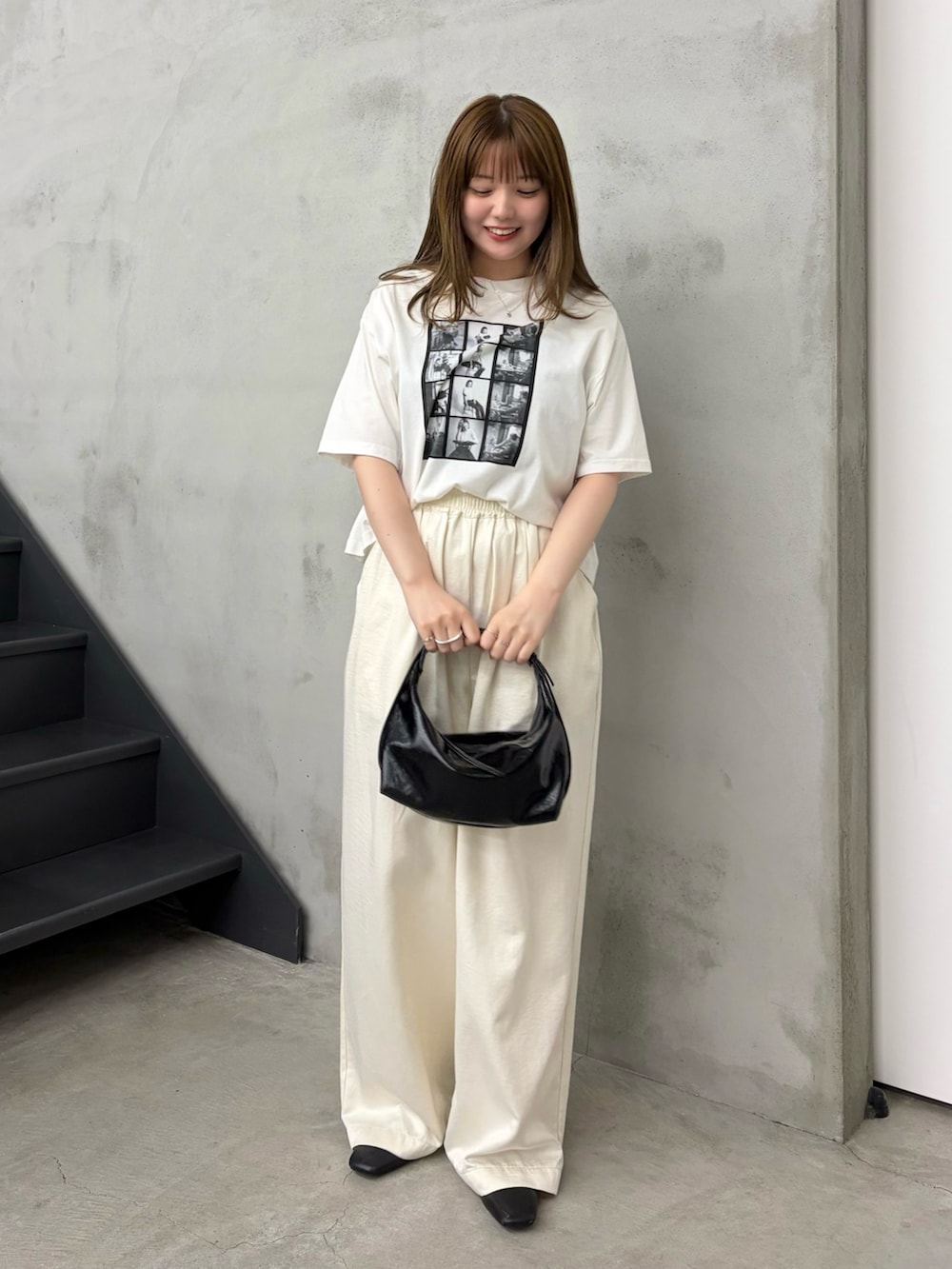 ホワイト系のTシャツ/カットソー、ブラック系のショルダーバッグ、ホワイト系のその他パンツを着用したレディースの夏コーディネートの3枚目の写真