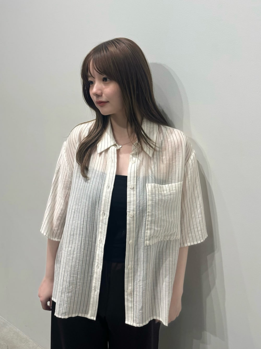 ホワイト系のシャツ/ブラウス、ブラック系のキャミソール、ブラウン系のその他パンツを着用したレディースの春コーディネートの2枚目の写真