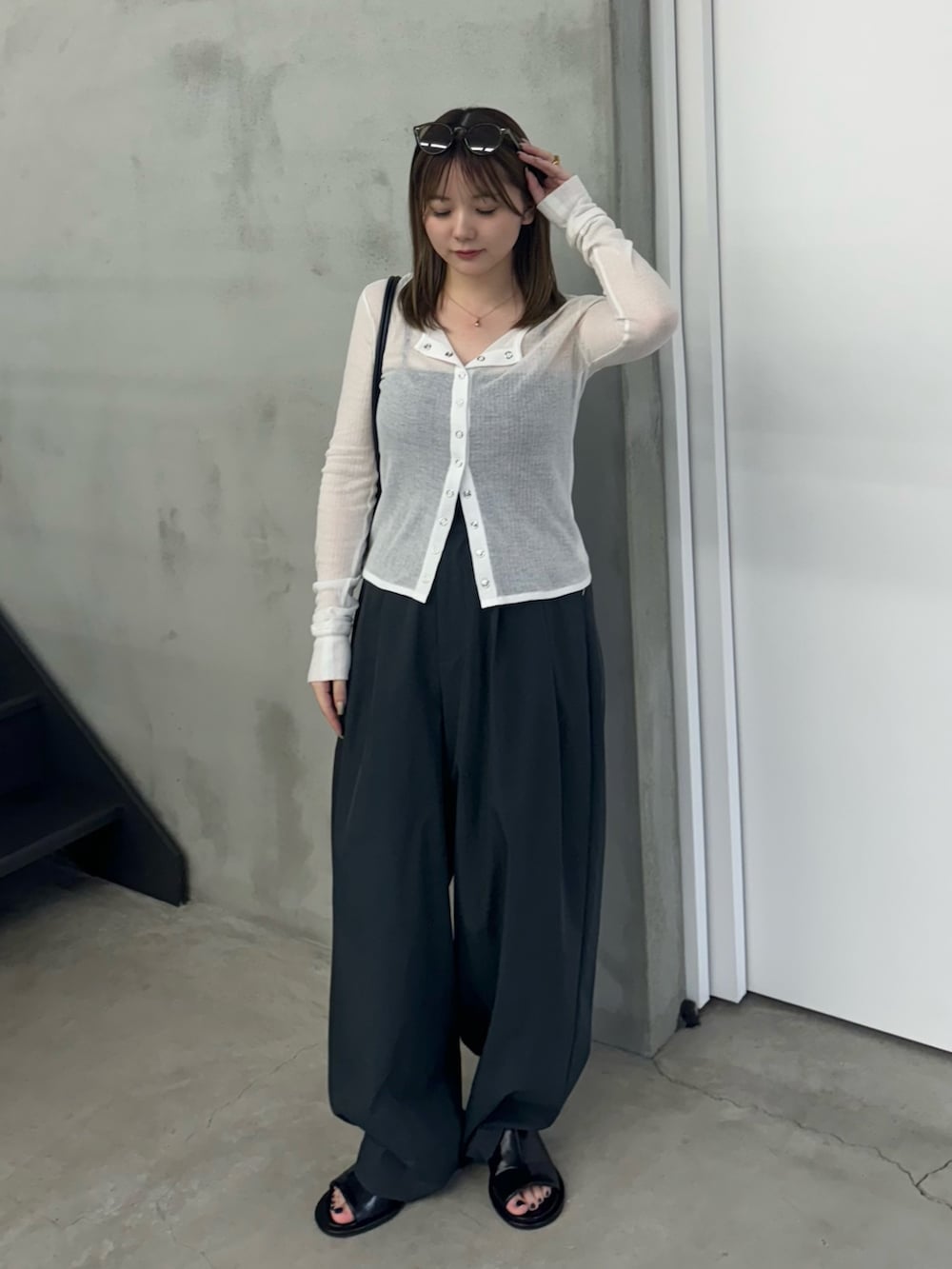 ホワイト系のカーディガン/ボレロ、ブラック系のキャミソール、ブラック系のその他パンツを着用したレディースの夏コーディネートの3枚目の写真