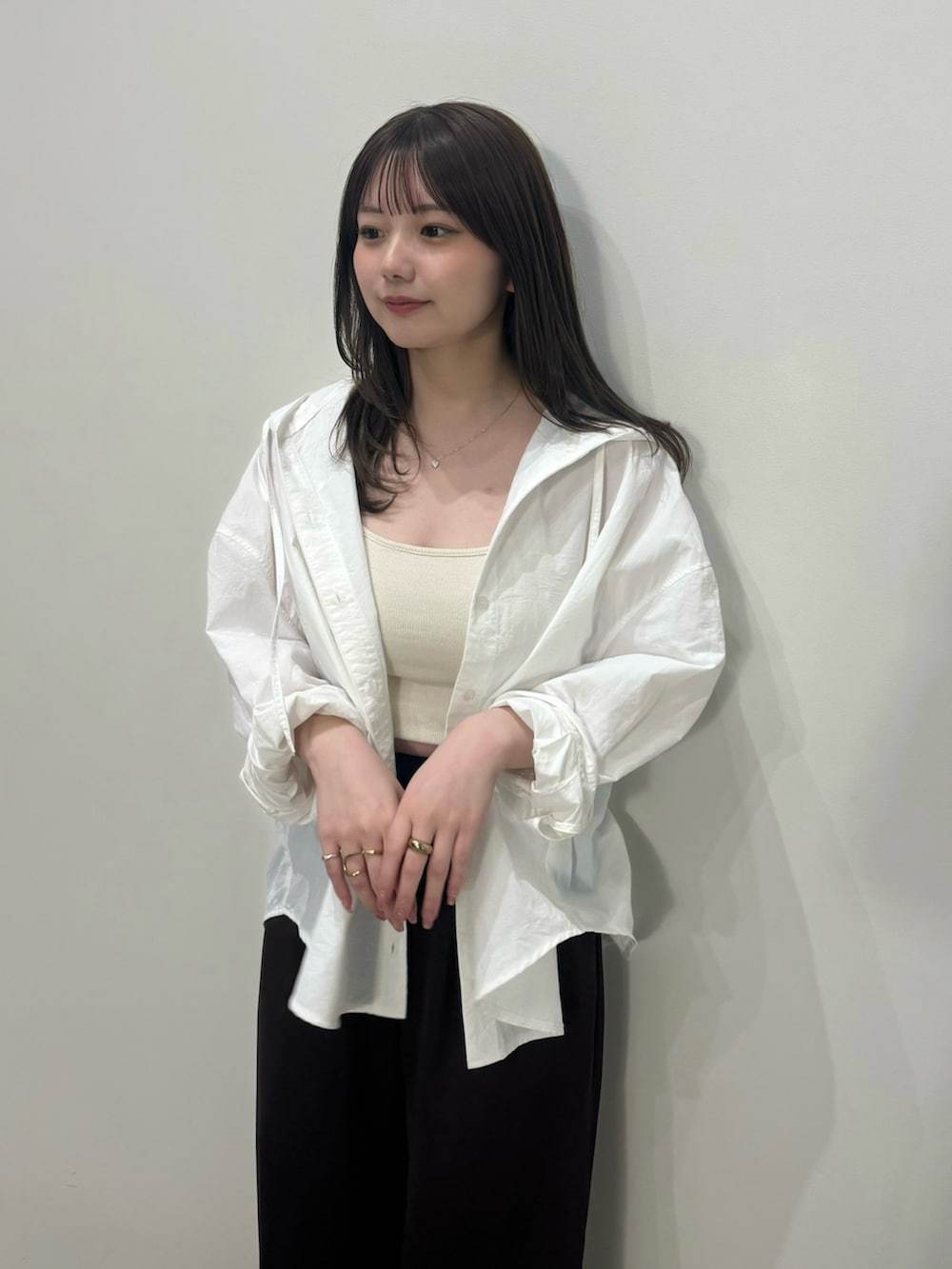 ホワイト系のシャツ/ブラウス、ホワイト系のキャミソール、ブラック系のその他パンツを着用したレディースの春コーディネートの5枚目の写真