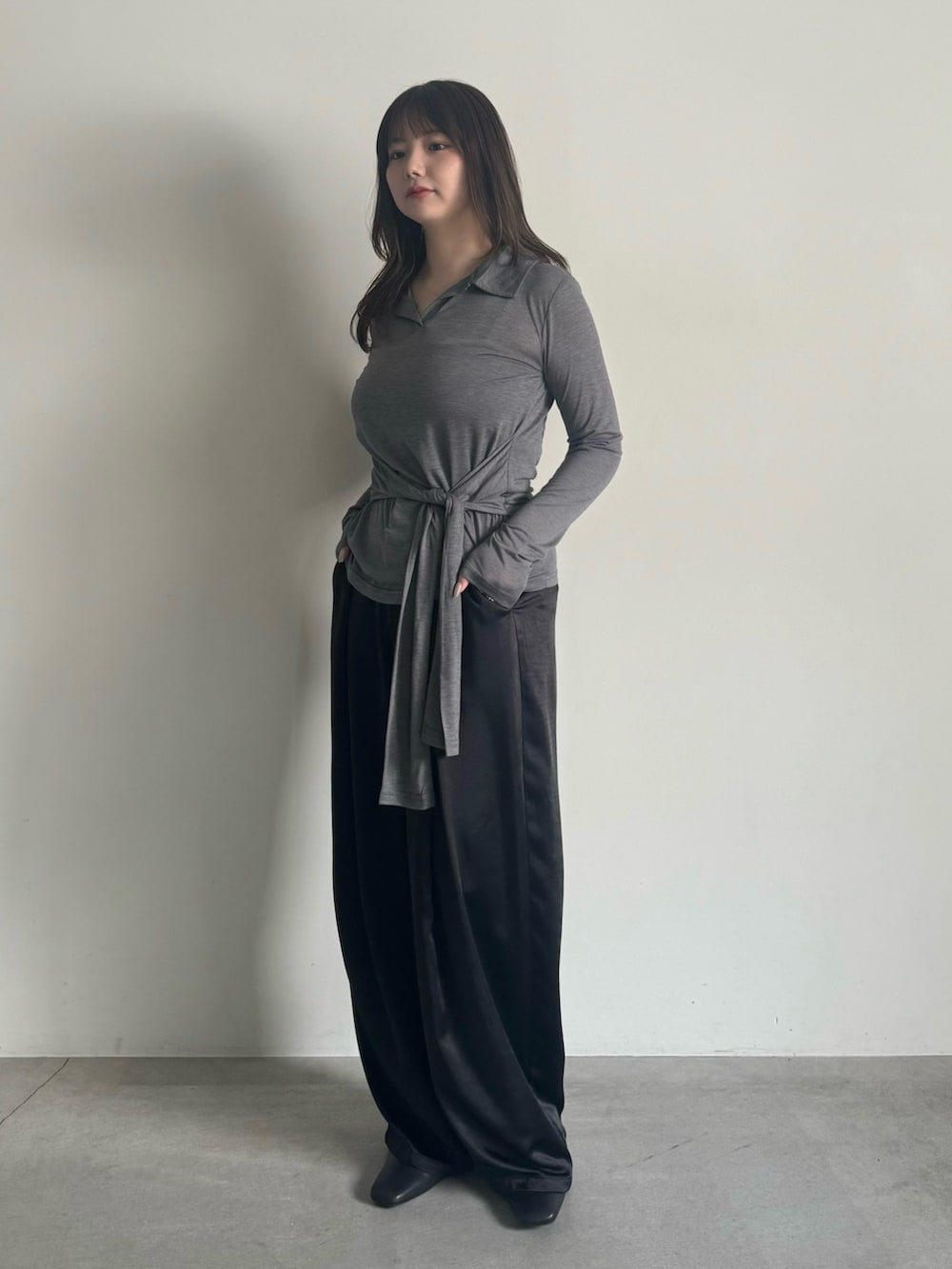 グレー系のTシャツ/カットソー、ブラック系のスラックス、ブラック系のスリッポンを着用したレディースの春コーディネートの4枚目の写真