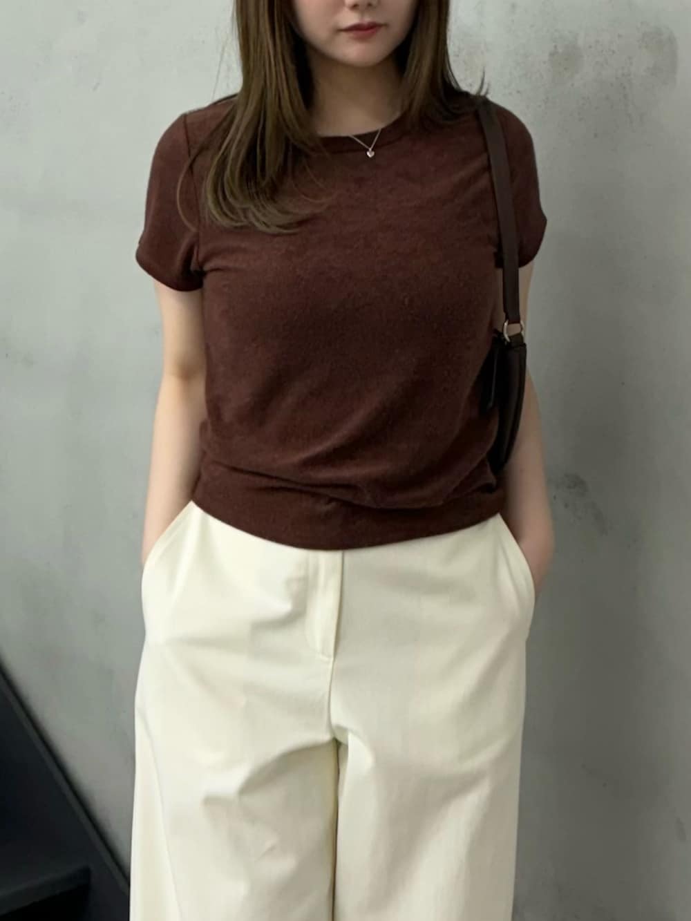 ブラウン系のTシャツ/カットソー、ホワイト系のその他パンツ、ブラック系のスリッポンを着用したレディースの夏コーディネートの2枚目の写真