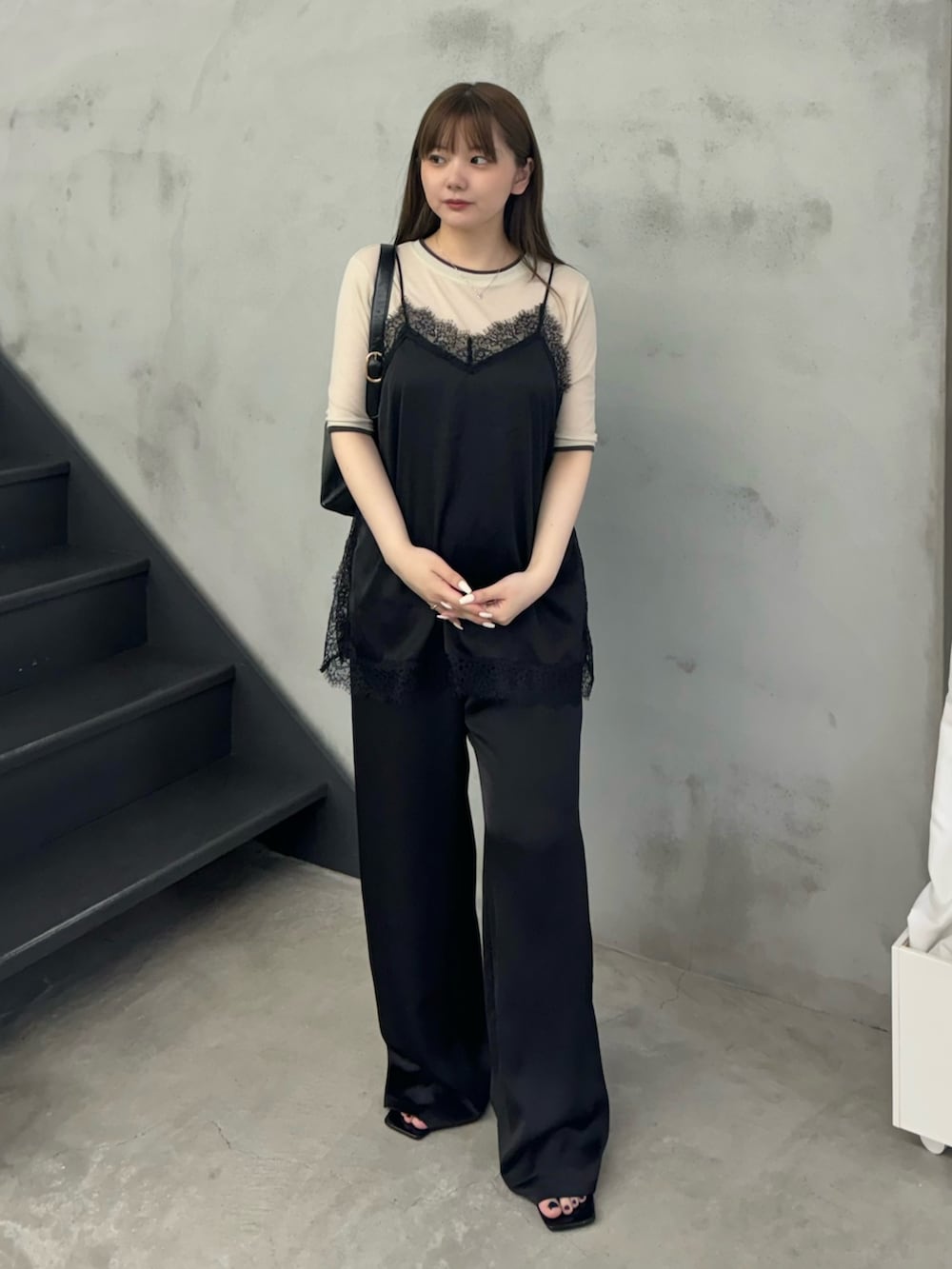 ベージュ系のTシャツ/カットソー、ブラック系のその他パンツ、ブラック系のサンダルを着用したレディースの夏コーディネートの2枚目の写真