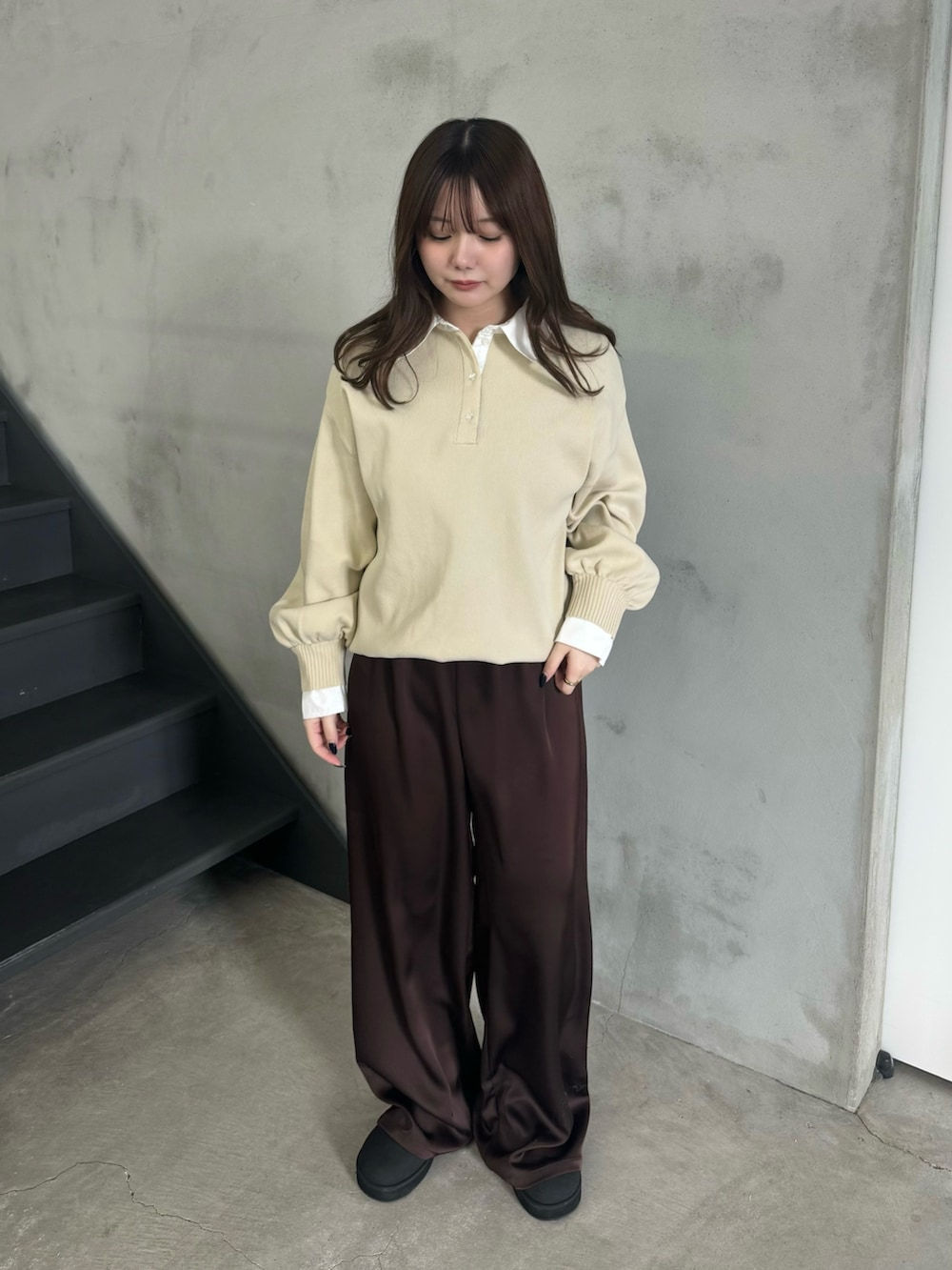 ホワイト系のニット/セーター、グレー系のスリッポンを着用したレディースの冬コーディネートの3枚目の写真