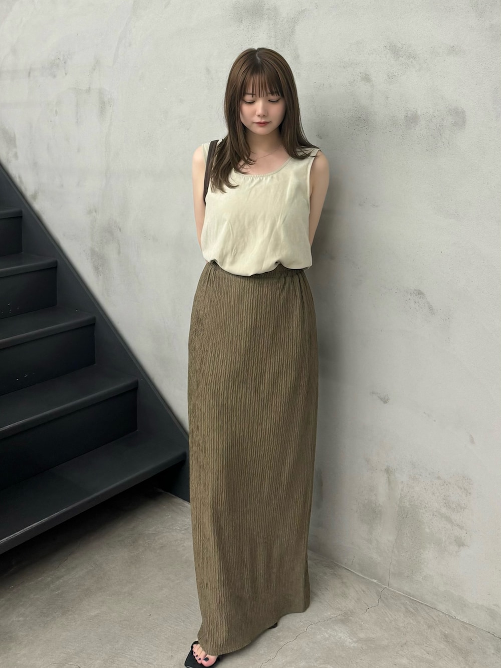 ベージュ系のシャツ/ブラウス、ブラウン系のスカート、ブラック系のサンダルを着用したレディースの夏コーディネートの2枚目の写真