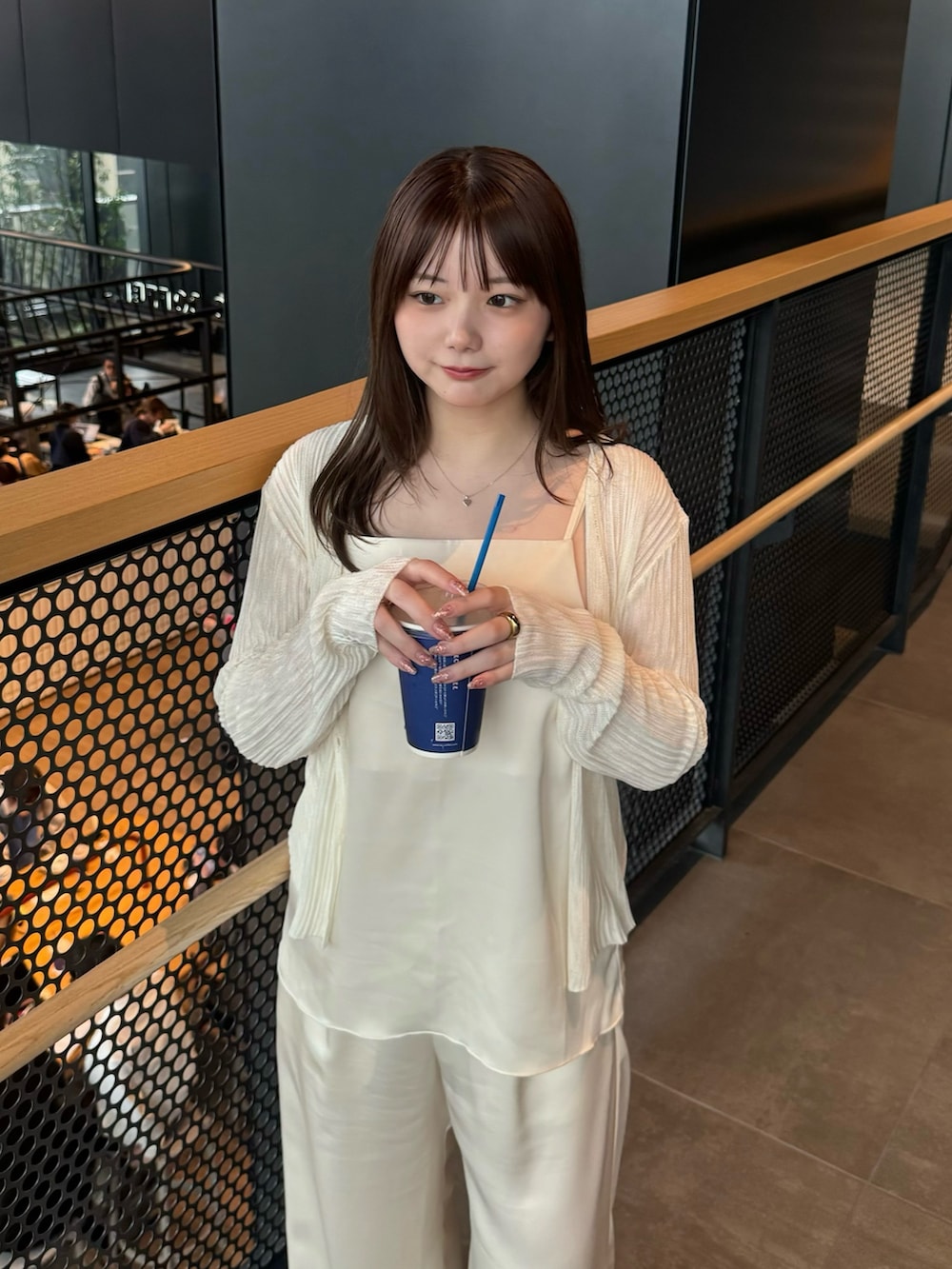 ホワイト系のその他パンツ、ホワイト系のキャミソール、ホワイト系のカーディガン/ボレロを着用したレディースの春コーディネートの6枚目の写真