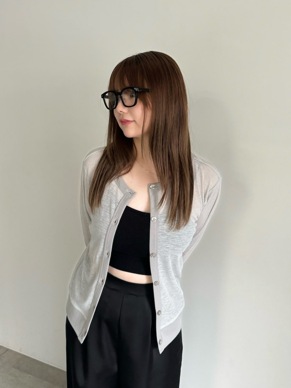 グレー系のカーディガン/ボレロ、ブラック系のキャミソール、ブラック系のその他パンツを着用したレディースの夏コーディネートの2枚目の写真