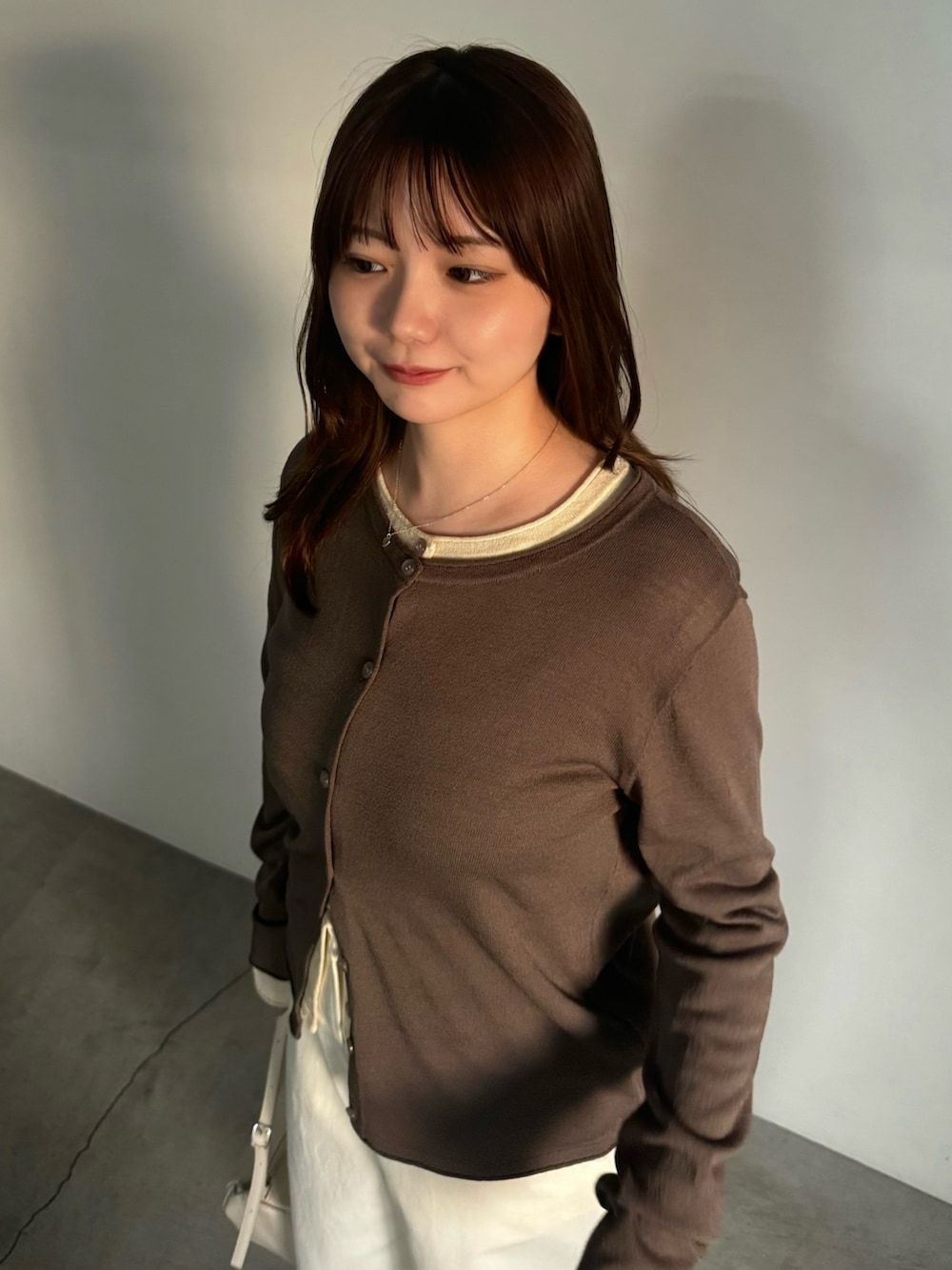 ホワイト系のカーディガン/ボレロ、グレー系のカーディガン/ボレロ、ホワイト系のその他パンツを着用したレディースの春コーディネートの5枚目の写真