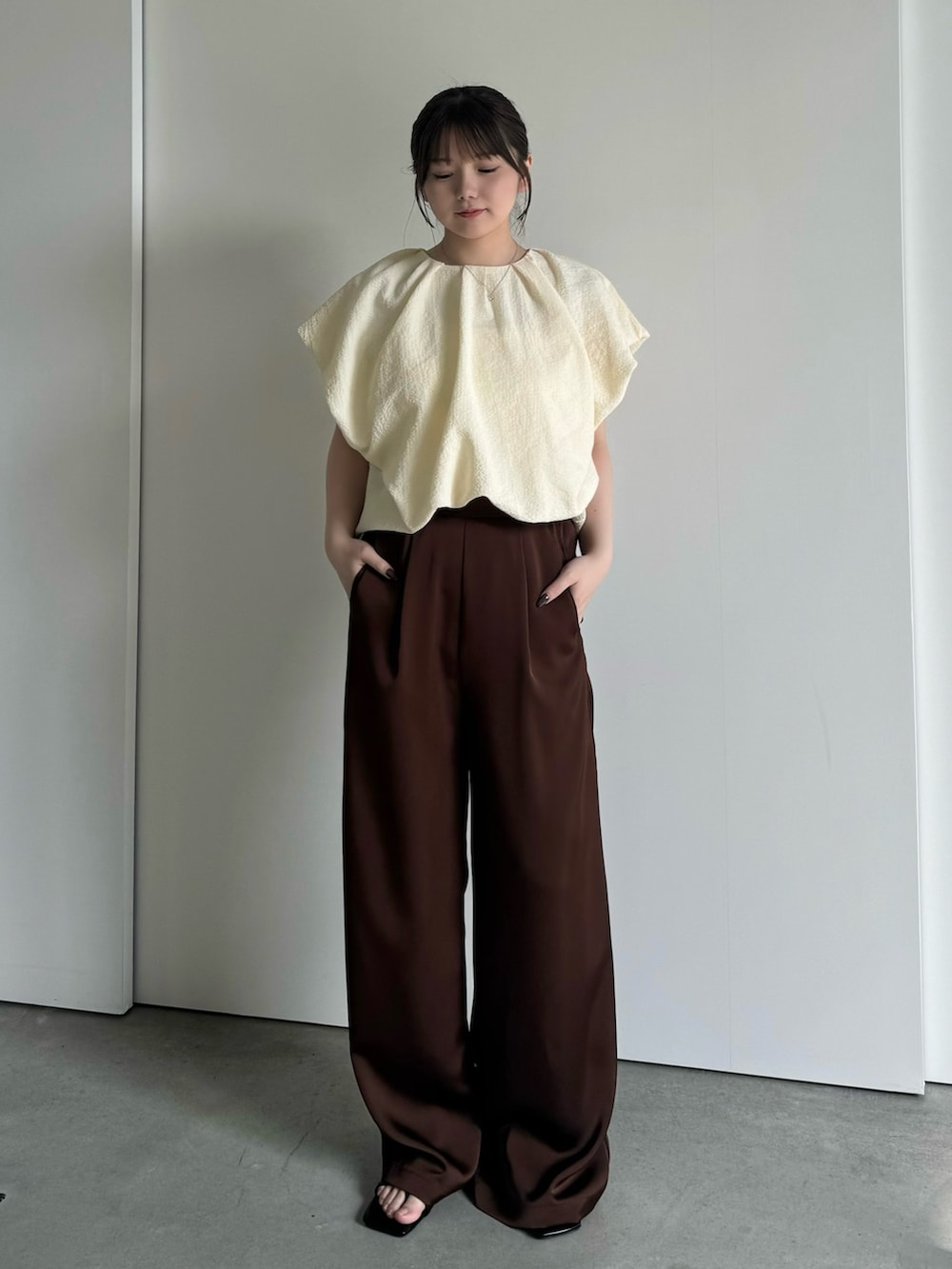 ブラウン系のその他パンツ、ブラック系のサンダルを着用したレディースの春コーディネートの2枚目の写真