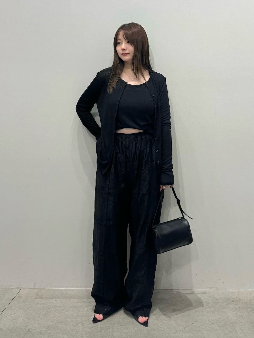 ブラック系のカーディガン/ボレロ、ブラック系のキャミソール、ブラック系のその他パンツを着用したレディースの春コーディネートの3枚目の写真