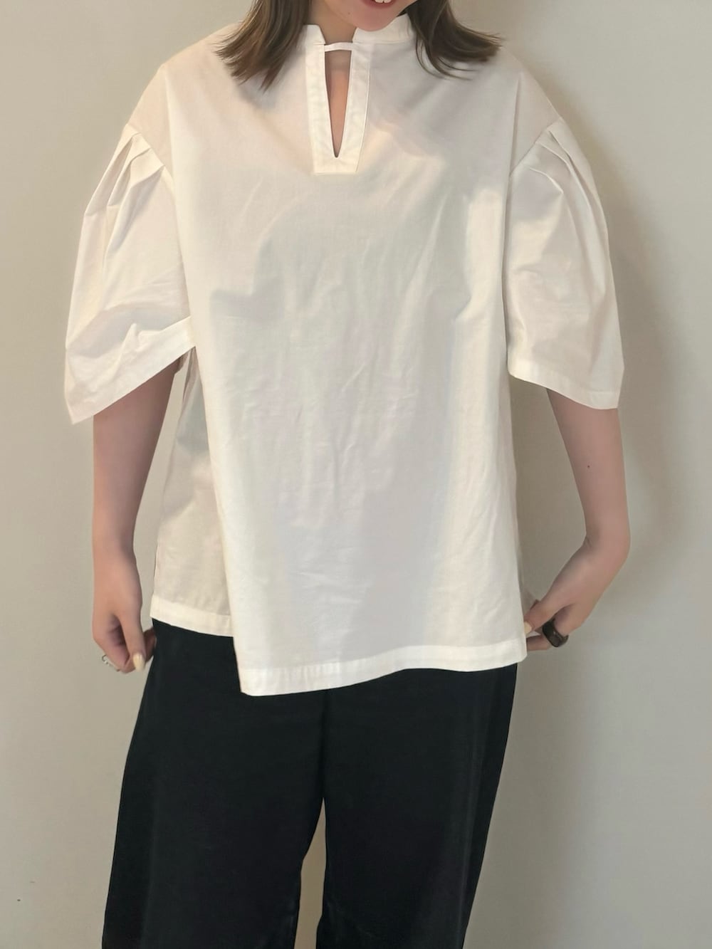 ホワイト系のシャツ/ブラウス、ブラック系のサンダルを着用したレディースの夏コーディネートの4枚目の写真