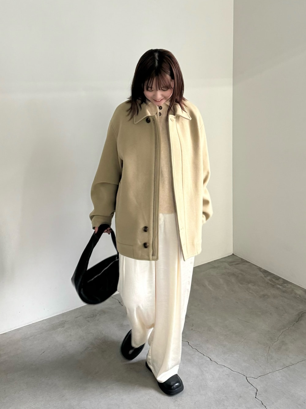 ベージュ系のカーディガン/ボレロ、ブラック系のショルダーバッグ、ベージュ系のその他アウターを着用したレディースの冬コーディネートの3枚目の写真