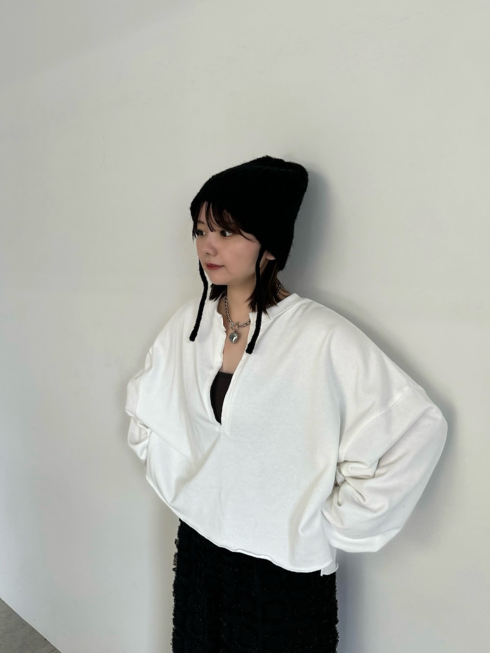 ブラック系のキャミソール、ホワイト系のTシャツ/カットソー、ブラック系のその他パンツを着用したレディースの秋コーディネートの2枚目の写真