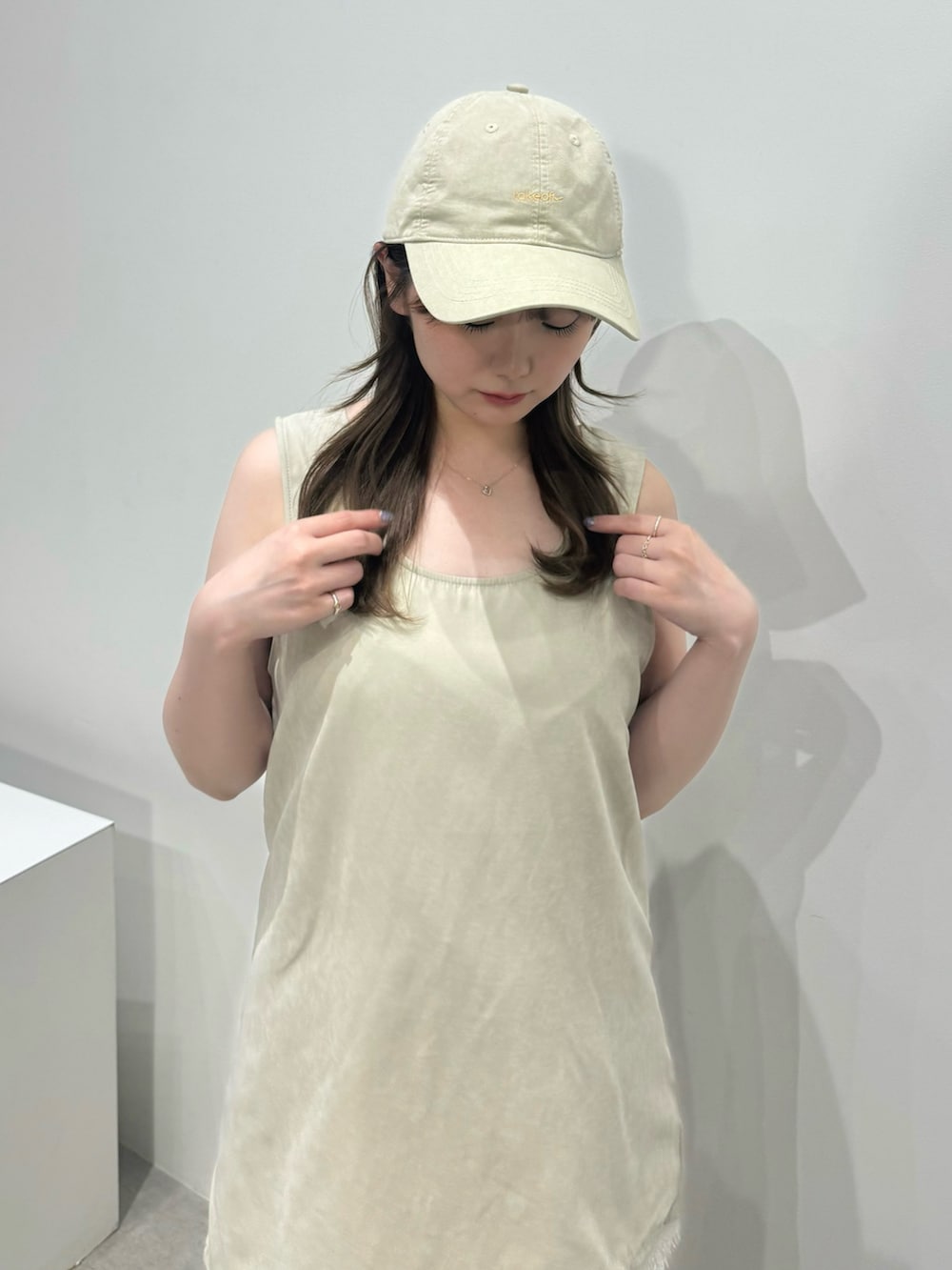 ベージュ系のシャツ/ブラウス、ベージュ系のその他パンツ、ホワイト系のキャミソールを着用したレディースの春コーディネートの6枚目の写真