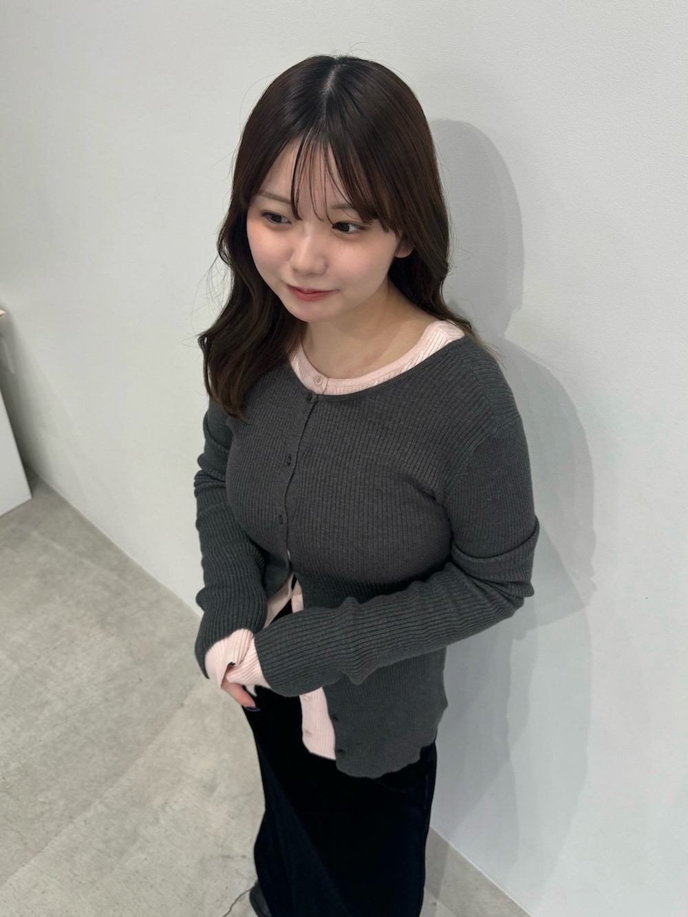 グレー系のカーディガン/ボレロ、ピンク系のカーディガン/ボレロ、ブラック系のスカートを着用したレディースの冬コーディネートの7枚目の写真