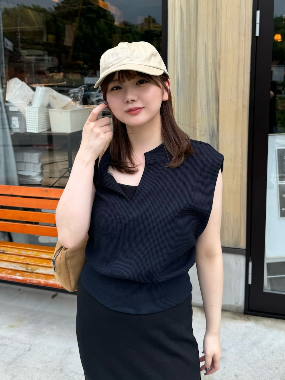 ブルー系のTシャツ/カットソー、ブラック系のワンピース、ベージュ系のボストンバッグを着用したレディースの夏コーディネートの2枚目の写真