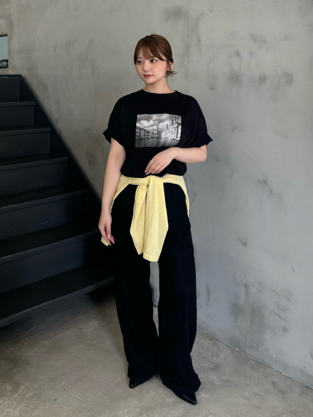 ブラック系のTシャツ/カットソー、ブラック系のその他パンツ、イエロー系のTシャツ/カットソーを着用したレディースの夏コーディネートの3枚目の写真