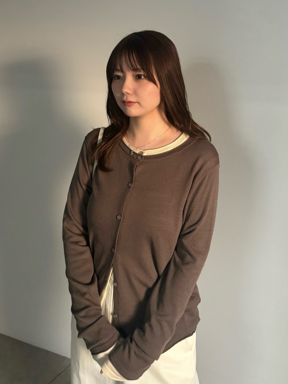 ホワイト系のカーディガン/ボレロ、グレー系のカーディガン/ボレロ、ホワイト系のその他パンツを着用したレディースの春コーディネートの3枚目の写真