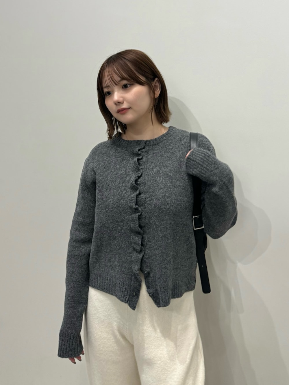 グレー系のカーディガン/ボレロ、ホワイト系のその他パンツ、ブラック系のスリッポンを着用したレディースの秋コーディネートの5枚目の写真