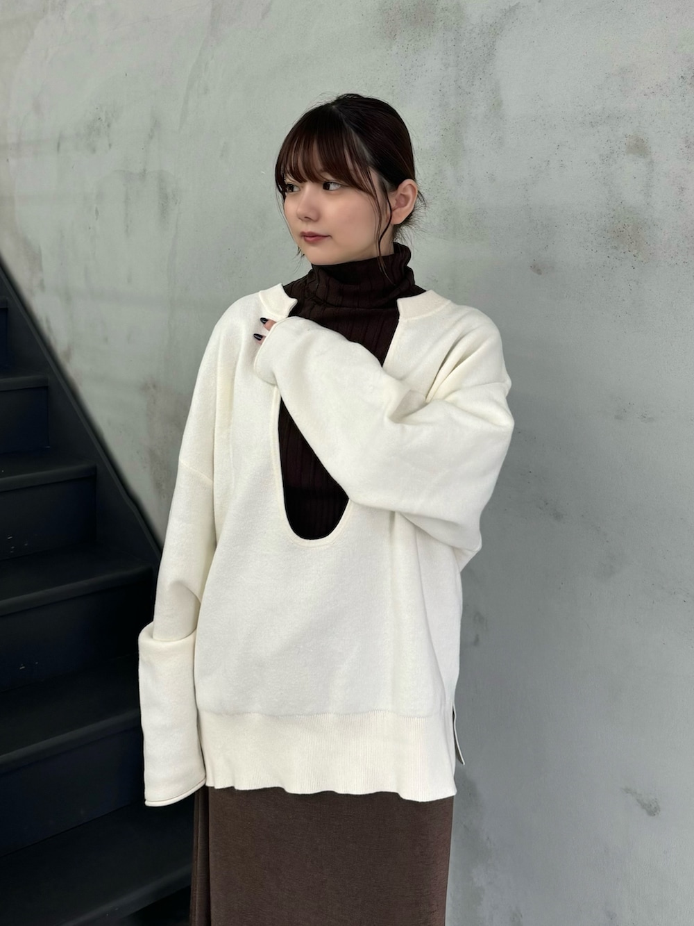 ホワイト系のニット/セーター、ブラウン系のニット/セーター、ブラウン系のスカートを着用したレディースの冬コーディネートの3枚目の写真