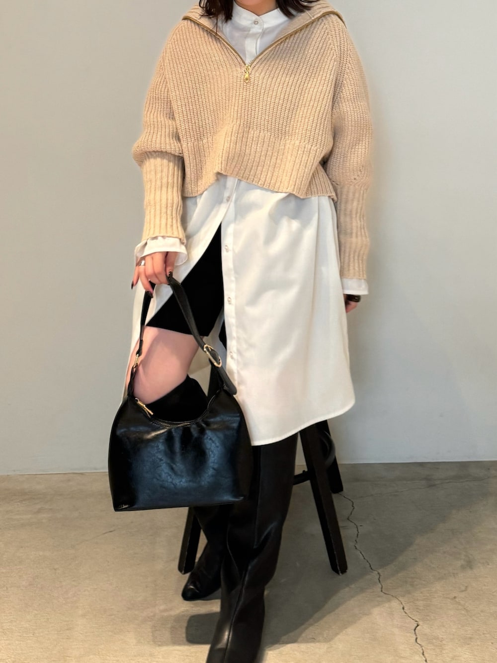 ベージュ系のニット/セーター、ホワイト系のシャツ/ブラウス、ブラック系のその他パンツを着用したレディースの秋コーディネートの2枚目の写真